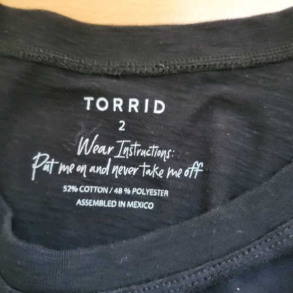 Torrid scoop neck Breast Cancer awareness tee - Picture 4 of 4